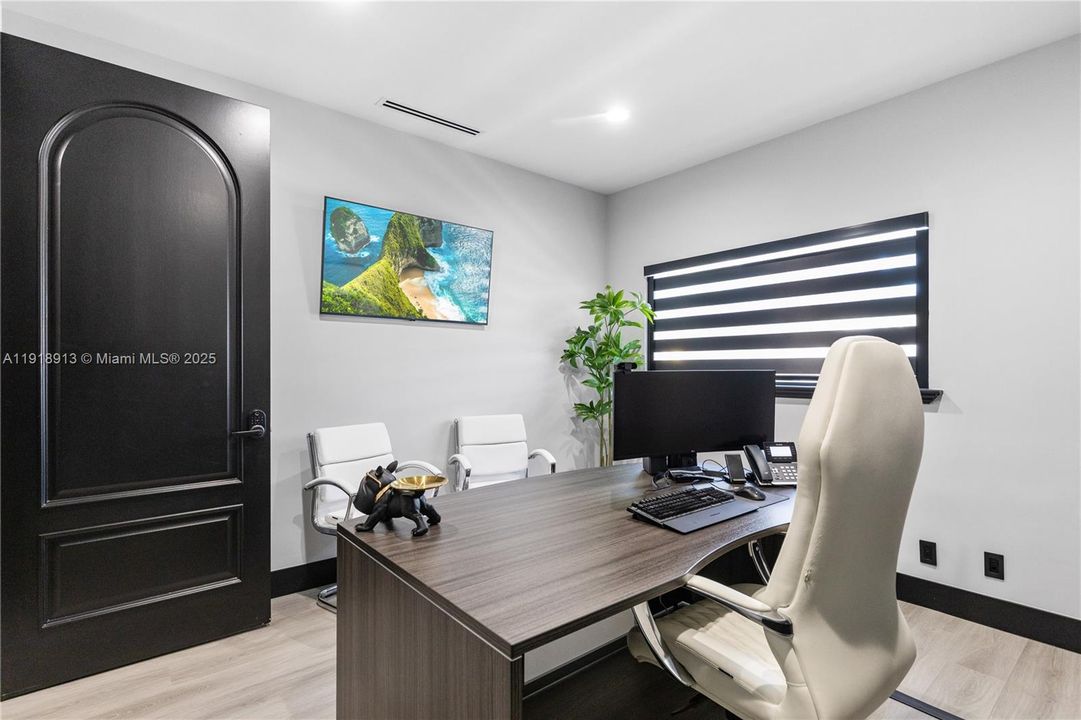 Под контрактом: $1,350,000 (0 спален, 0 ванн, 0 Квадратных фут)