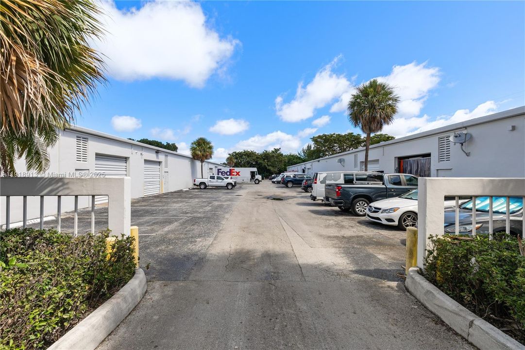 Под контрактом: $1,350,000 (0 спален, 0 ванн, 0 Квадратных фут)