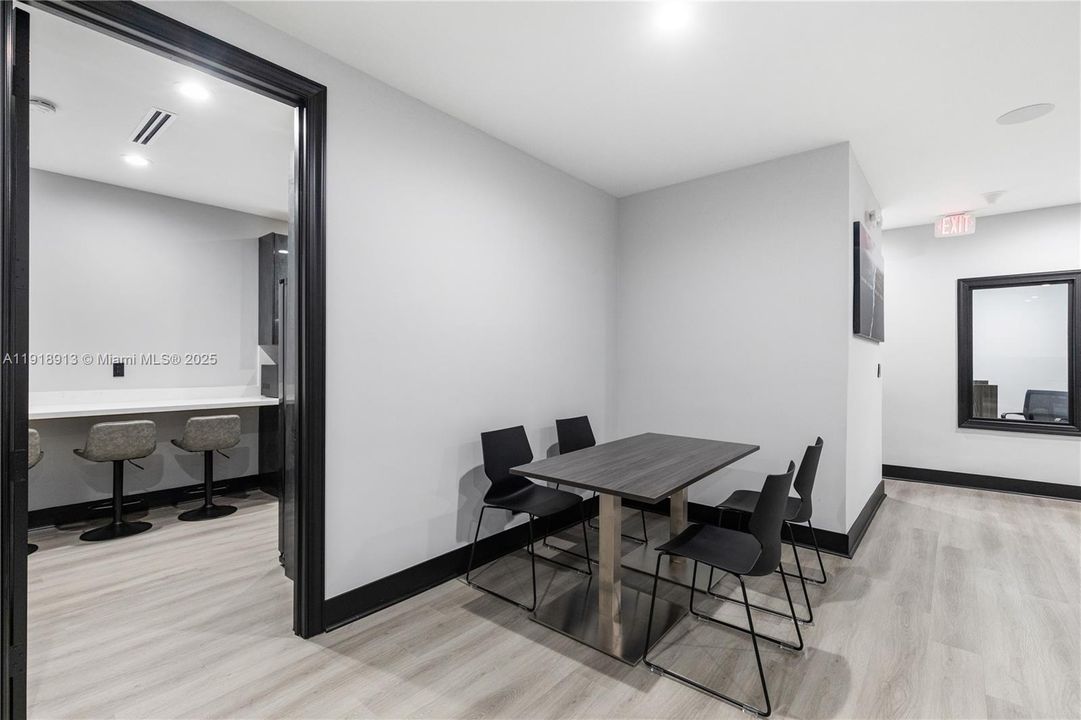 Под контрактом: $1,350,000 (0 спален, 0 ванн, 0 Квадратных фут)