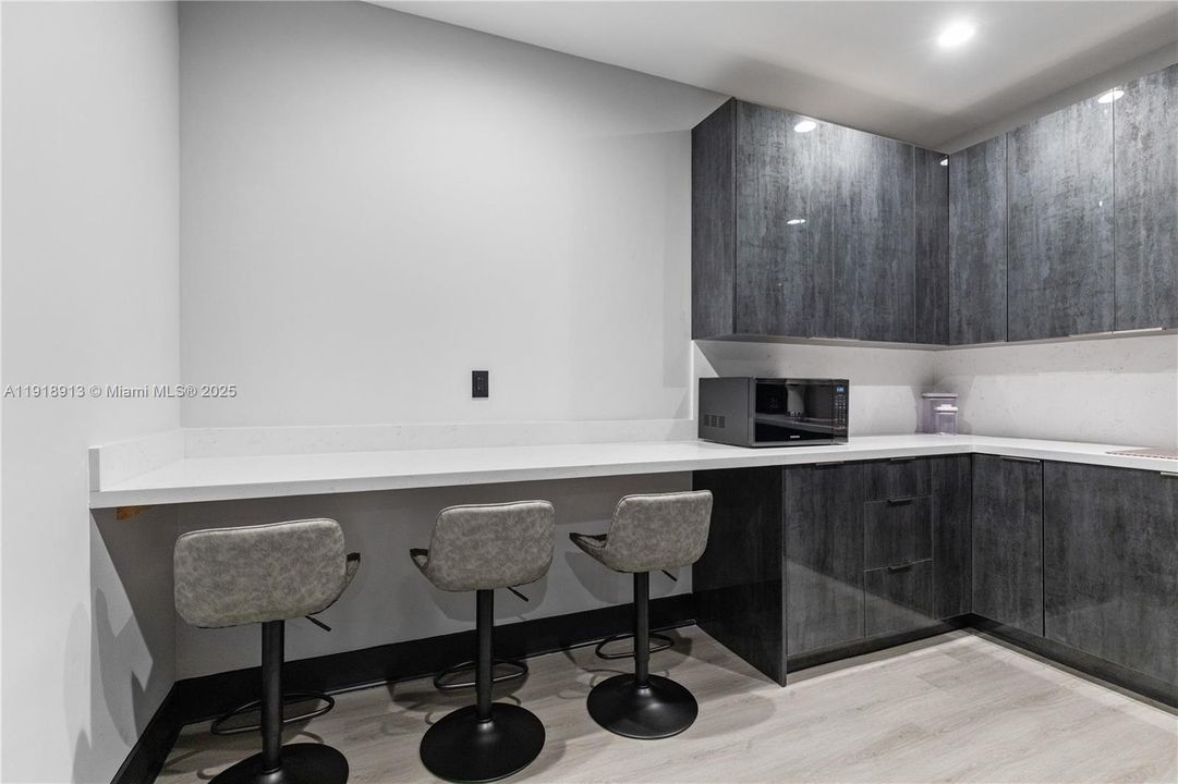 Под контрактом: $1,350,000 (0 спален, 0 ванн, 0 Квадратных фут)