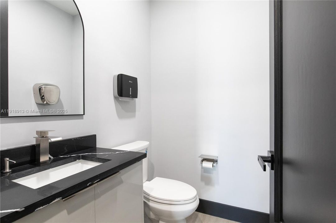 Под контрактом: $1,350,000 (0 спален, 0 ванн, 0 Квадратных фут)