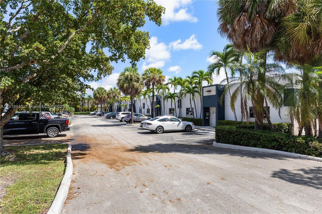 Под контрактом: $1,350,000 (0 спален, 0 ванн, 0 Квадратных фут)