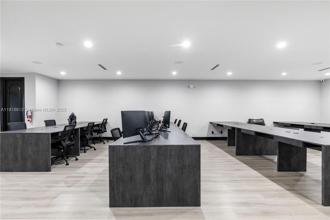 Под контрактом: $1,350,000 (0 спален, 0 ванн, 0 Квадратных фут)