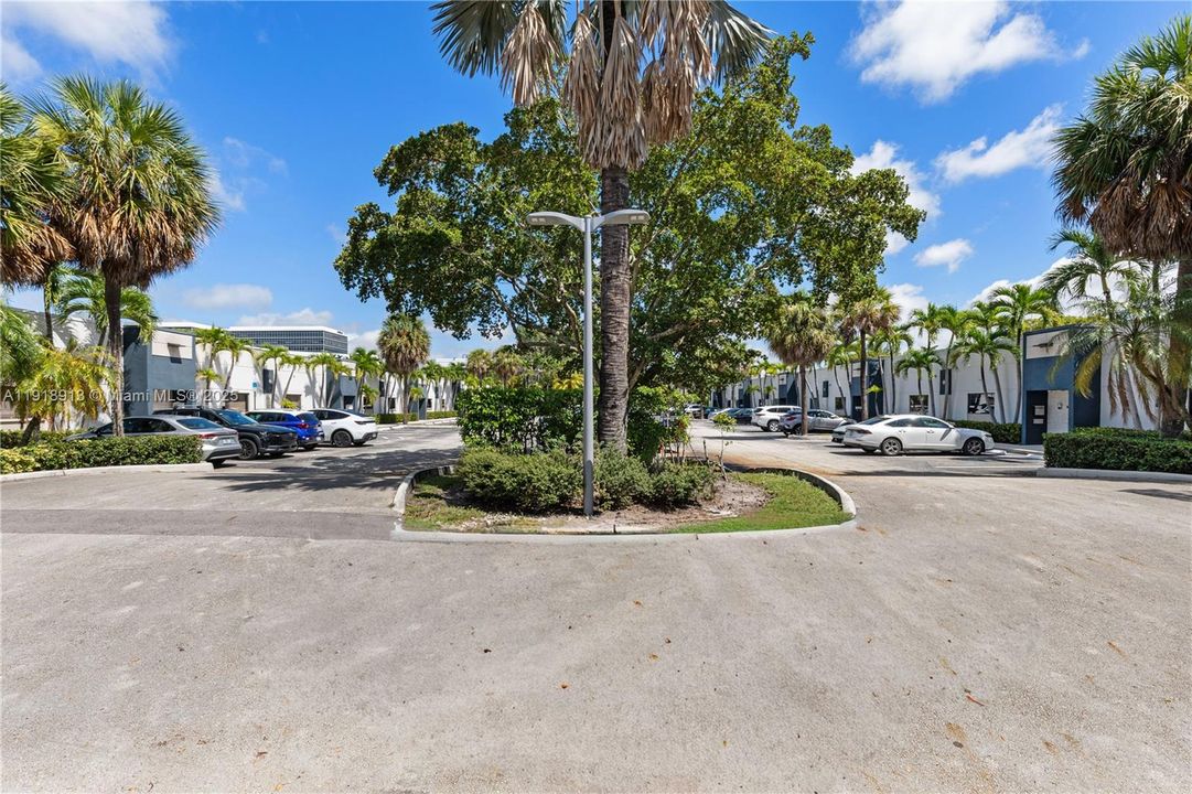 Под контрактом: $1,350,000 (0 спален, 0 ванн, 0 Квадратных фут)