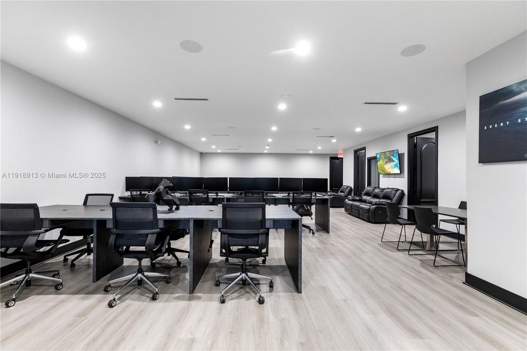 Под контрактом: $1,350,000 (0 спален, 0 ванн, 0 Квадратных фут)