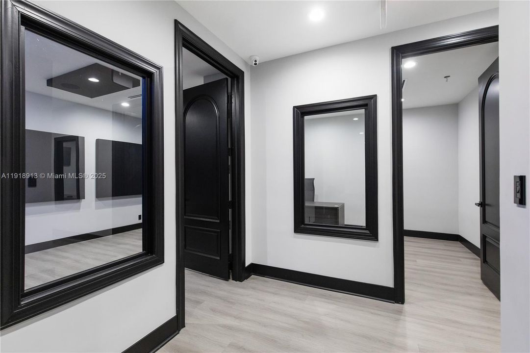 Под контрактом: $1,350,000 (0 спален, 0 ванн, 0 Квадратных фут)