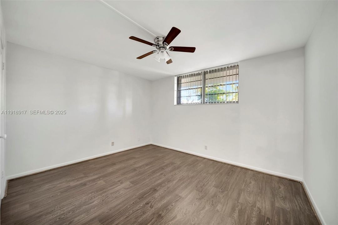 Guest bedroom with wood laminate flooring