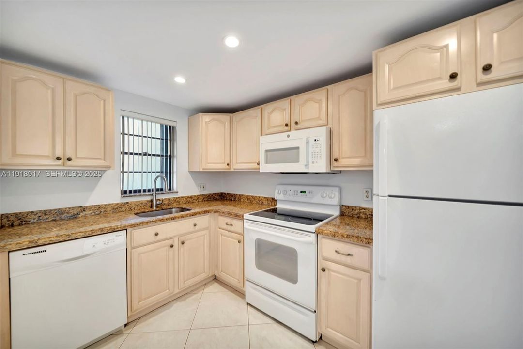 待售: $258,000 (2 贝兹, 2 浴室, 1050 平方英尺)