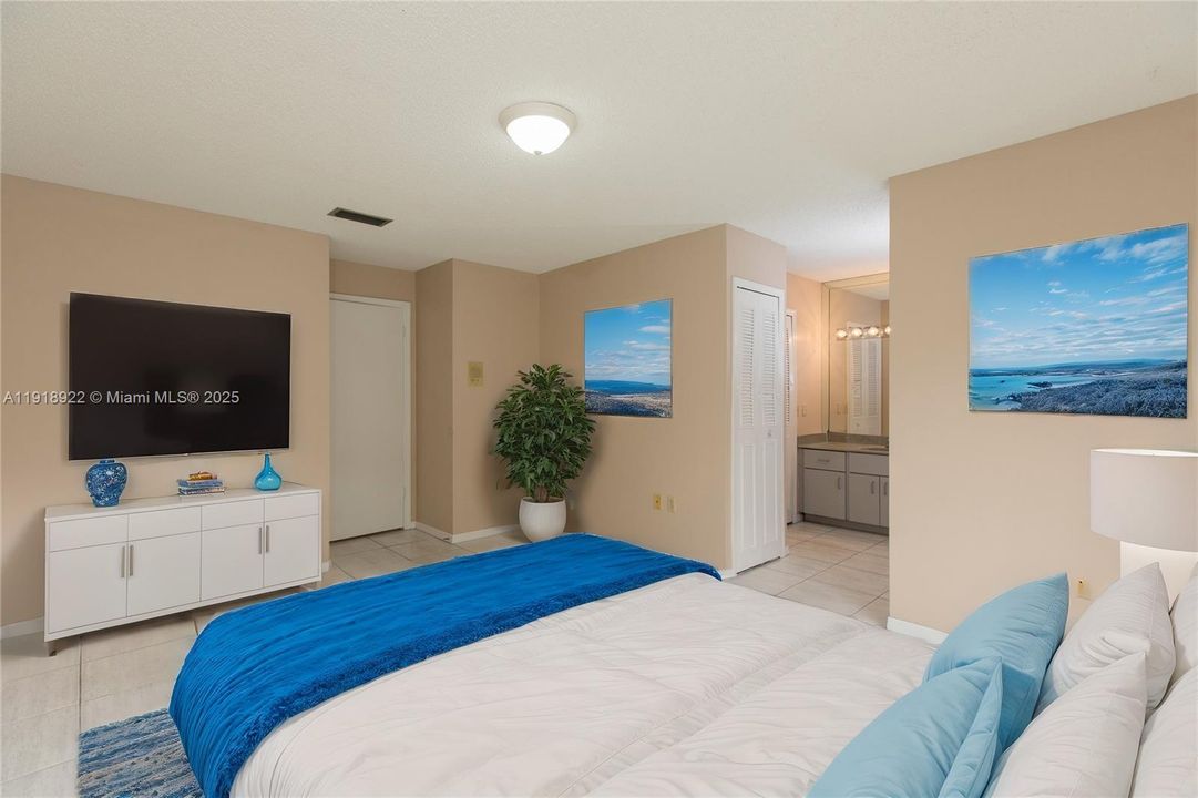 Под контрактом: $3,600 (3 спален, 2 ванн, 2165 Квадратных фут)