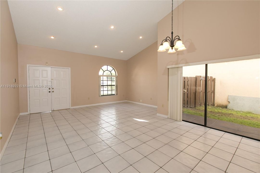 Под контрактом: $3,600 (3 спален, 2 ванн, 2165 Квадратных фут)