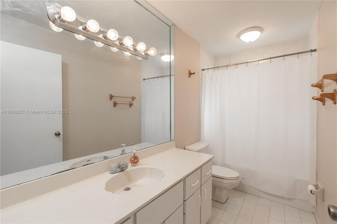 Под контрактом: $3,600 (3 спален, 2 ванн, 2165 Квадратных фут)