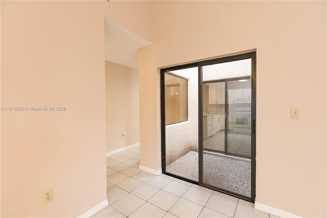 Под контрактом: $3,600 (3 спален, 2 ванн, 2165 Квадратных фут)