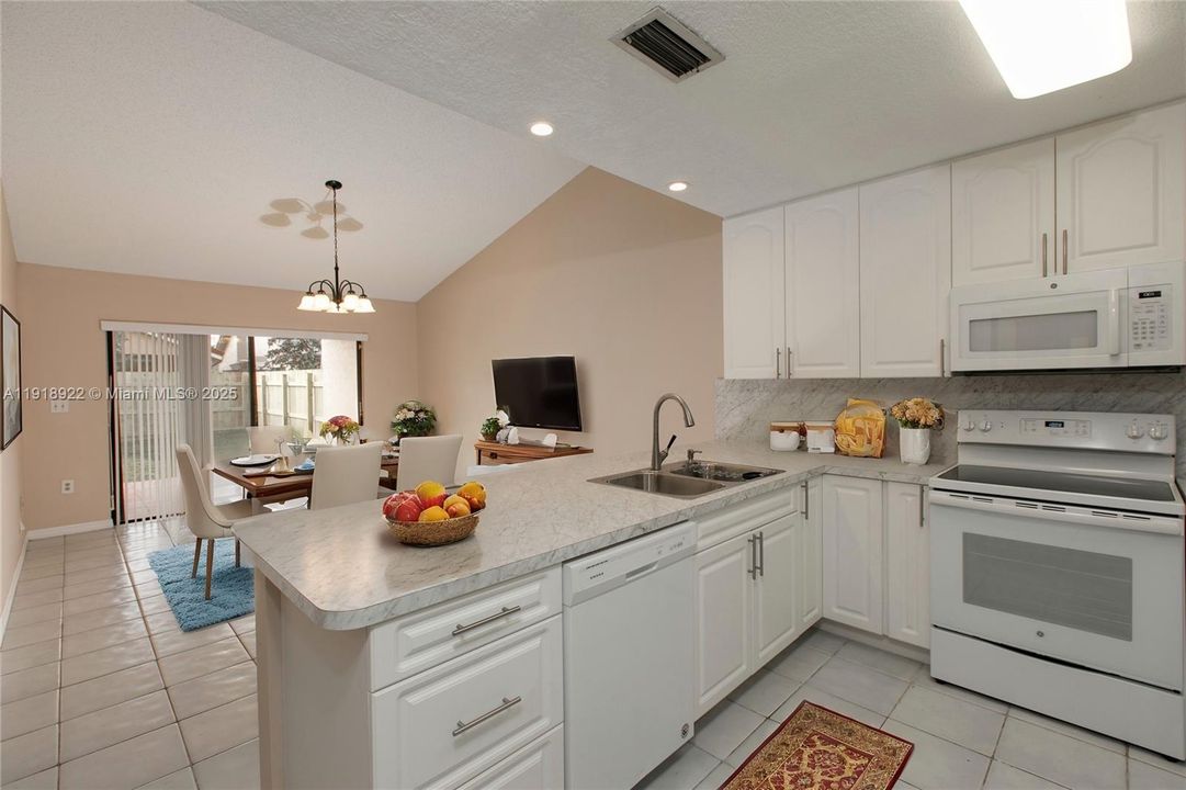 Под контрактом: $3,600 (3 спален, 2 ванн, 2165 Квадратных фут)