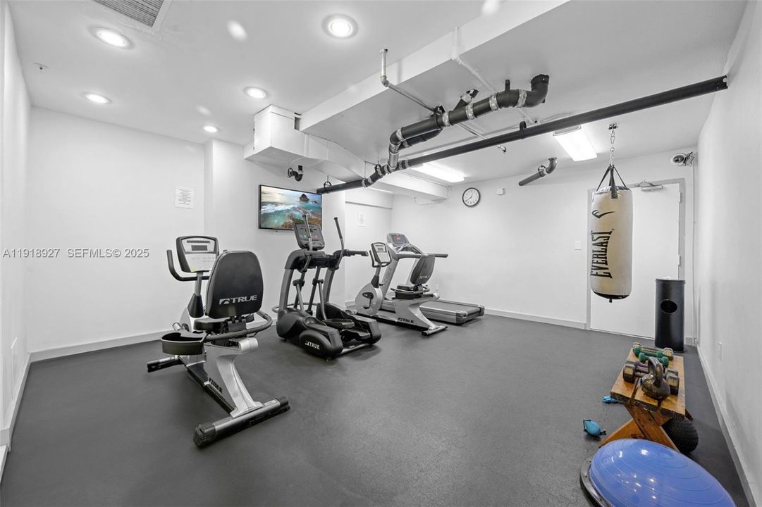 For Sale: $645,000 (1 beds, 1 baths, 820 Square Feet)