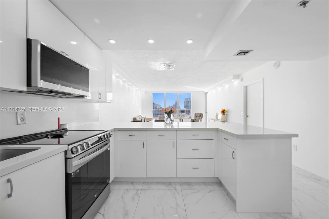 For Sale: $645,000 (1 beds, 1 baths, 820 Square Feet)