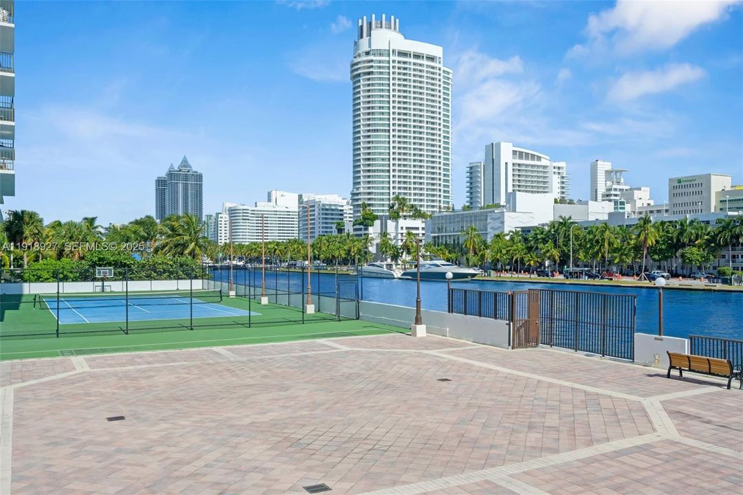 For Sale: $645,000 (1 beds, 1 baths, 820 Square Feet)