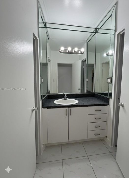 В аренду: $2,400 (1 спален, 1 ванн, 550 Квадратных фут)