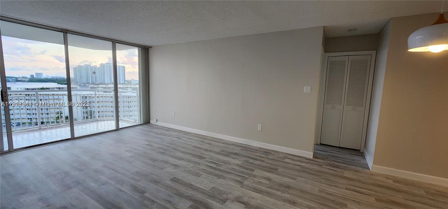 Под контрактом: $1,900 (1 спален, 1 ванн, 1005 Квадратных фут)