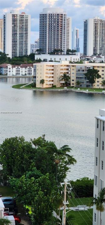 Под контрактом: $1,900 (1 спален, 1 ванн, 1005 Квадратных фут)