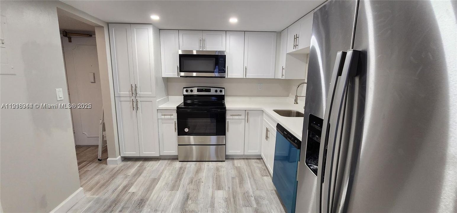 Под контрактом: $1,900 (1 спален, 1 ванн, 1005 Квадратных фут)