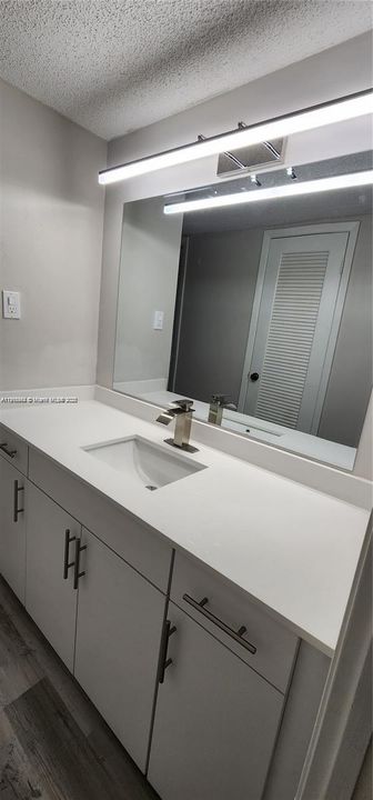 Под контрактом: $1,900 (1 спален, 1 ванн, 1005 Квадратных фут)