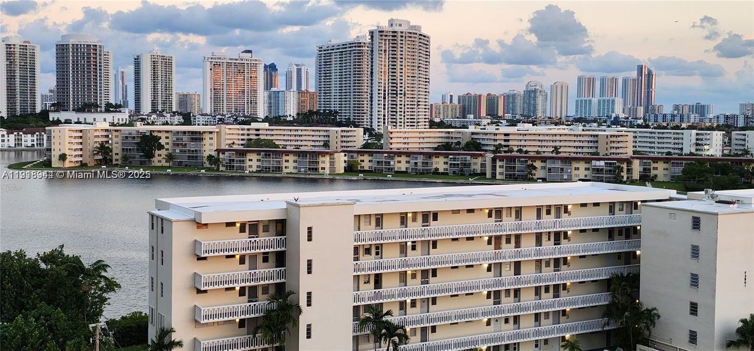 Под контрактом: $1,900 (1 спален, 1 ванн, 1005 Квадратных фут)