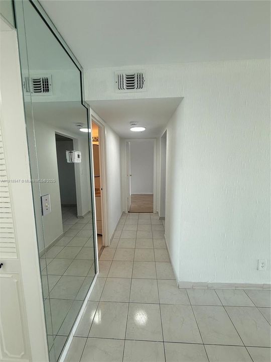 For Sale: $260,000 (1 beds, 1 baths, 1075 Square Feet)