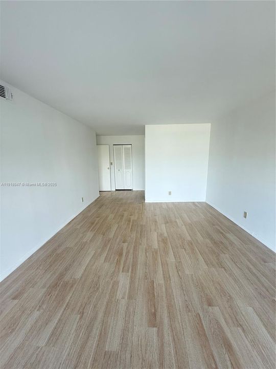 For Sale: $260,000 (1 beds, 1 baths, 1075 Square Feet)