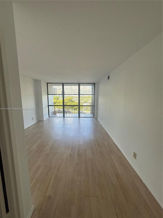 For Sale: $260,000 (1 beds, 1 baths, 1075 Square Feet)