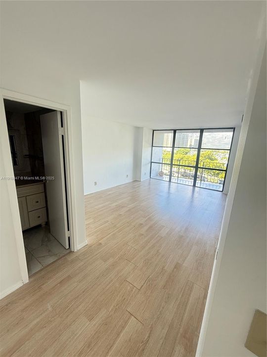 For Sale: $260,000 (1 beds, 1 baths, 1075 Square Feet)