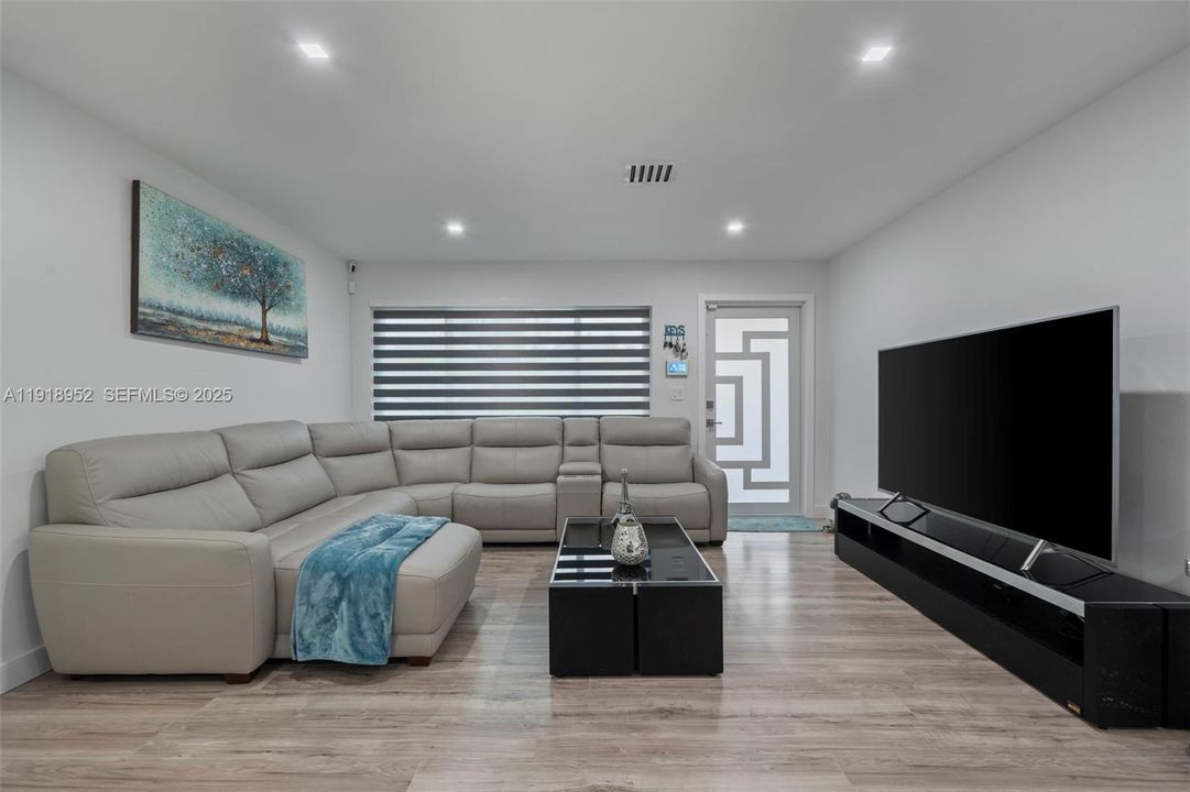 合同活跃: $3,950 (4 贝兹, 3 浴室, 2012 平方英尺)