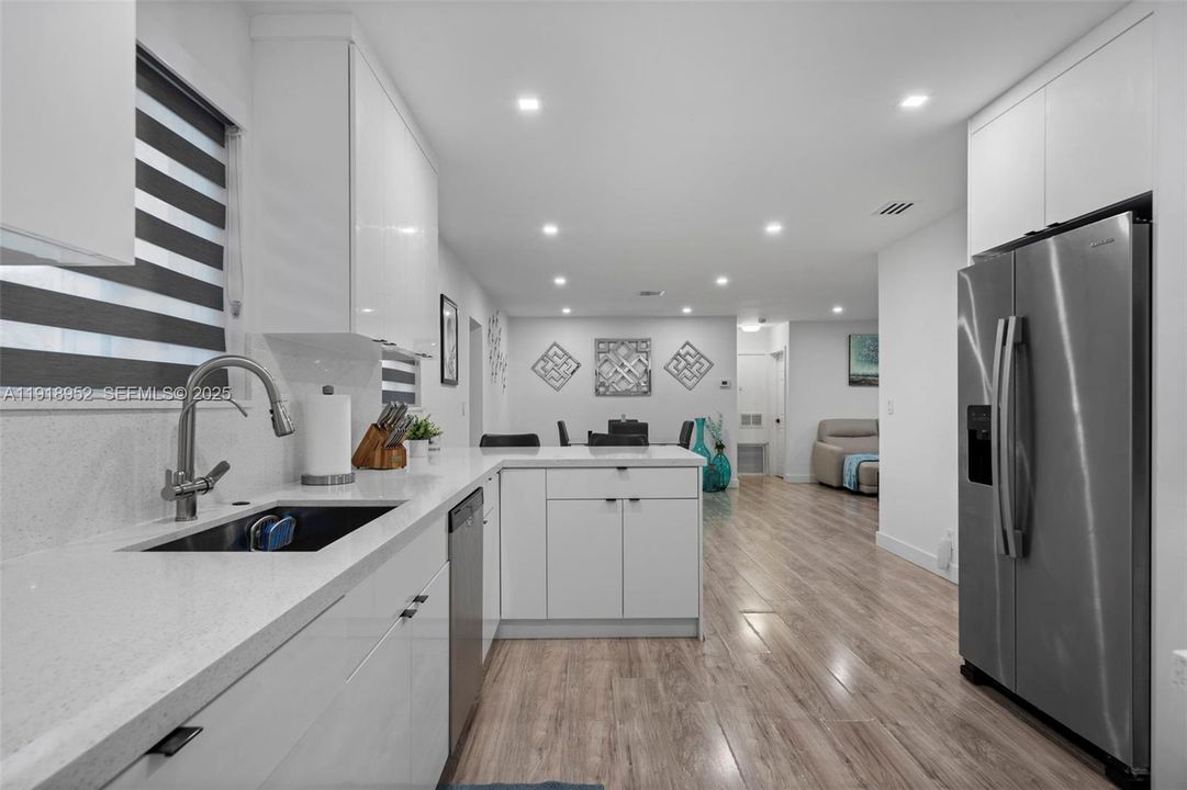 合同活跃: $3,950 (4 贝兹, 3 浴室, 2012 平方英尺)