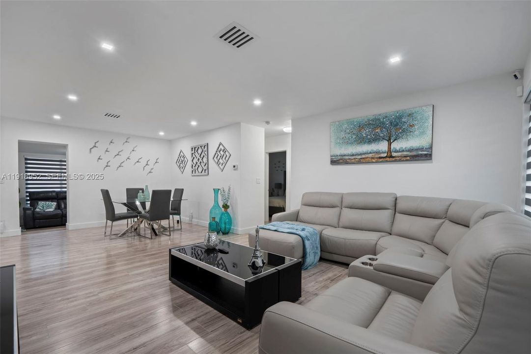 合同活跃: $3,950 (4 贝兹, 3 浴室, 2012 平方英尺)