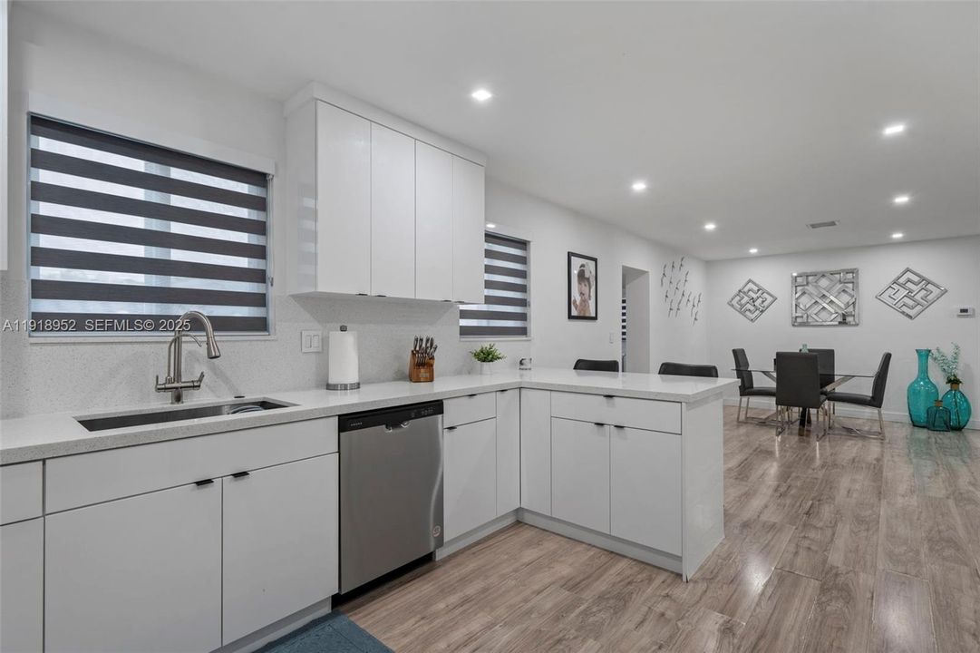 合同活跃: $3,950 (4 贝兹, 3 浴室, 2012 平方英尺)