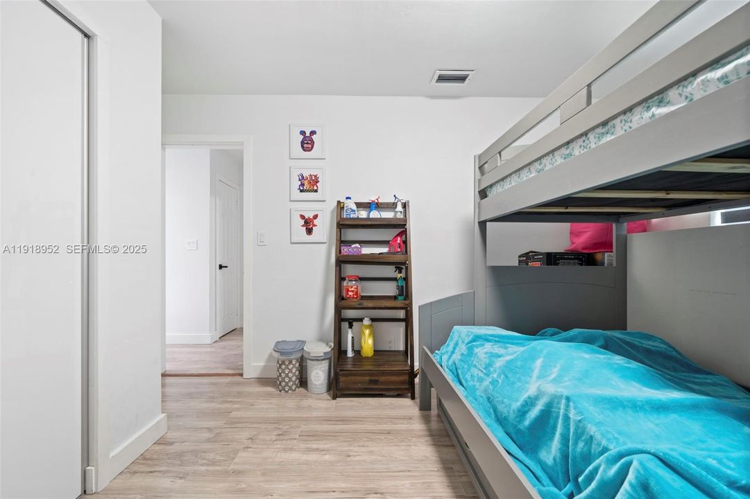 合同活跃: $3,950 (4 贝兹, 3 浴室, 2012 平方英尺)