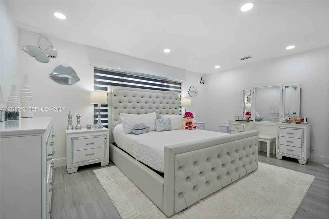 合同活跃: $3,950 (4 贝兹, 3 浴室, 2012 平方英尺)