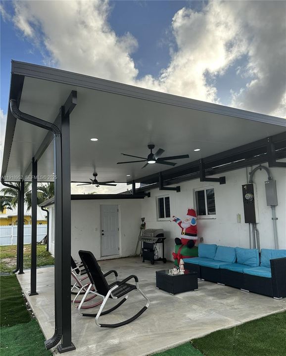 合同活跃: $3,950 (4 贝兹, 3 浴室, 2012 平方英尺)