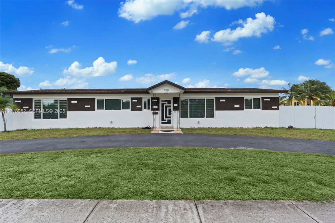 合同活跃: $3,950 (4 贝兹, 3 浴室, 2012 平方英尺)