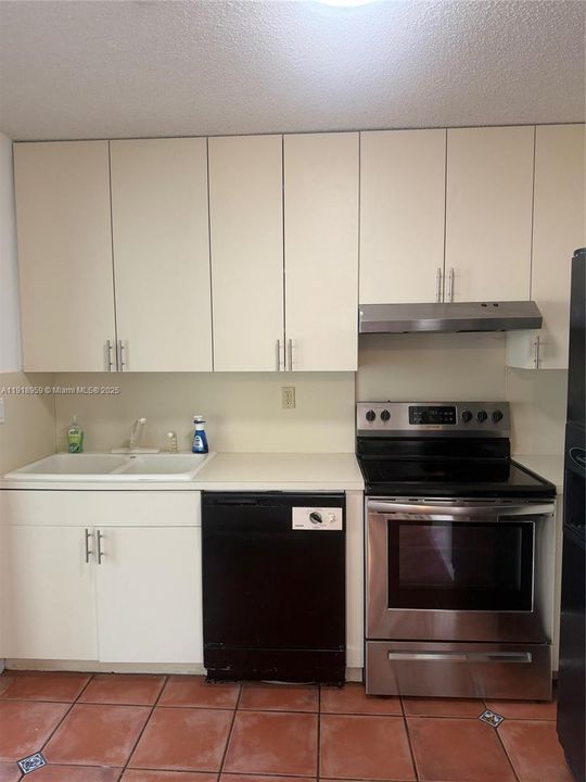 Activo con contrato: $325,000 (2 camas, 2 baños, 852 Pies cuadrados)