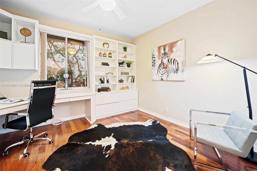 合同活跃: $1,099,000 (4 贝兹, 3 浴室, 2359 平方英尺)