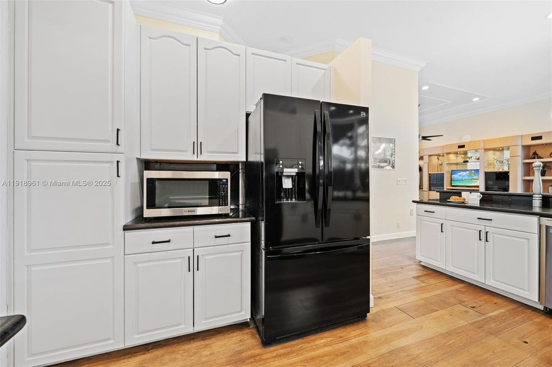 合同活跃: $1,099,000 (4 贝兹, 3 浴室, 2359 平方英尺)