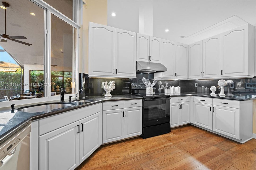 合同活跃: $1,099,000 (4 贝兹, 3 浴室, 2359 平方英尺)