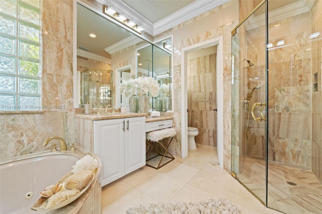 合同活跃: $1,099,000 (4 贝兹, 3 浴室, 2359 平方英尺)