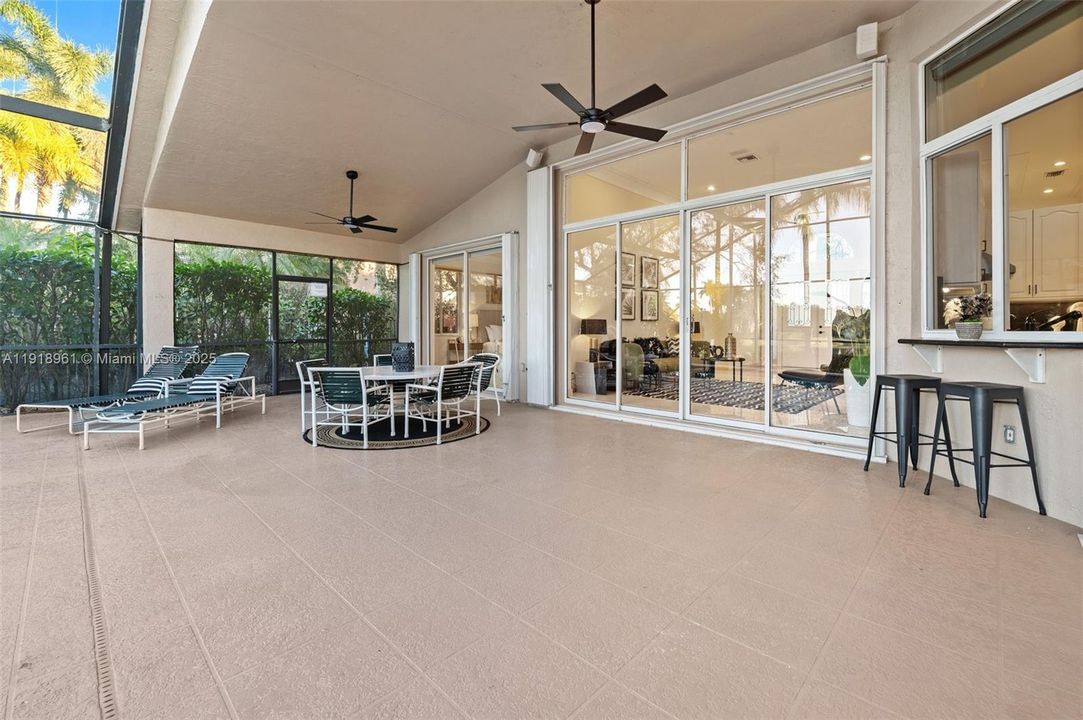 合同活跃: $1,099,000 (4 贝兹, 3 浴室, 2359 平方英尺)