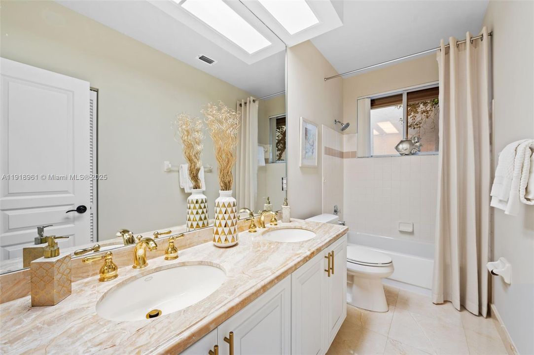 合同活跃: $1,099,000 (4 贝兹, 3 浴室, 2359 平方英尺)