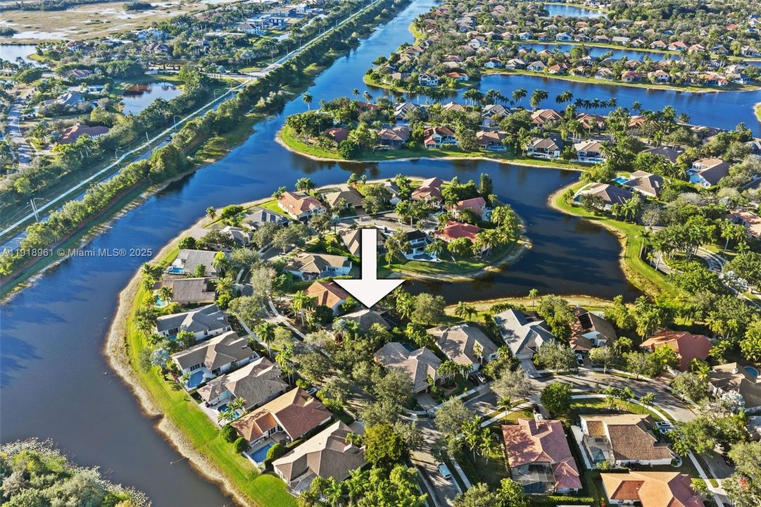 合同活跃: $1,099,000 (4 贝兹, 3 浴室, 2359 平方英尺)