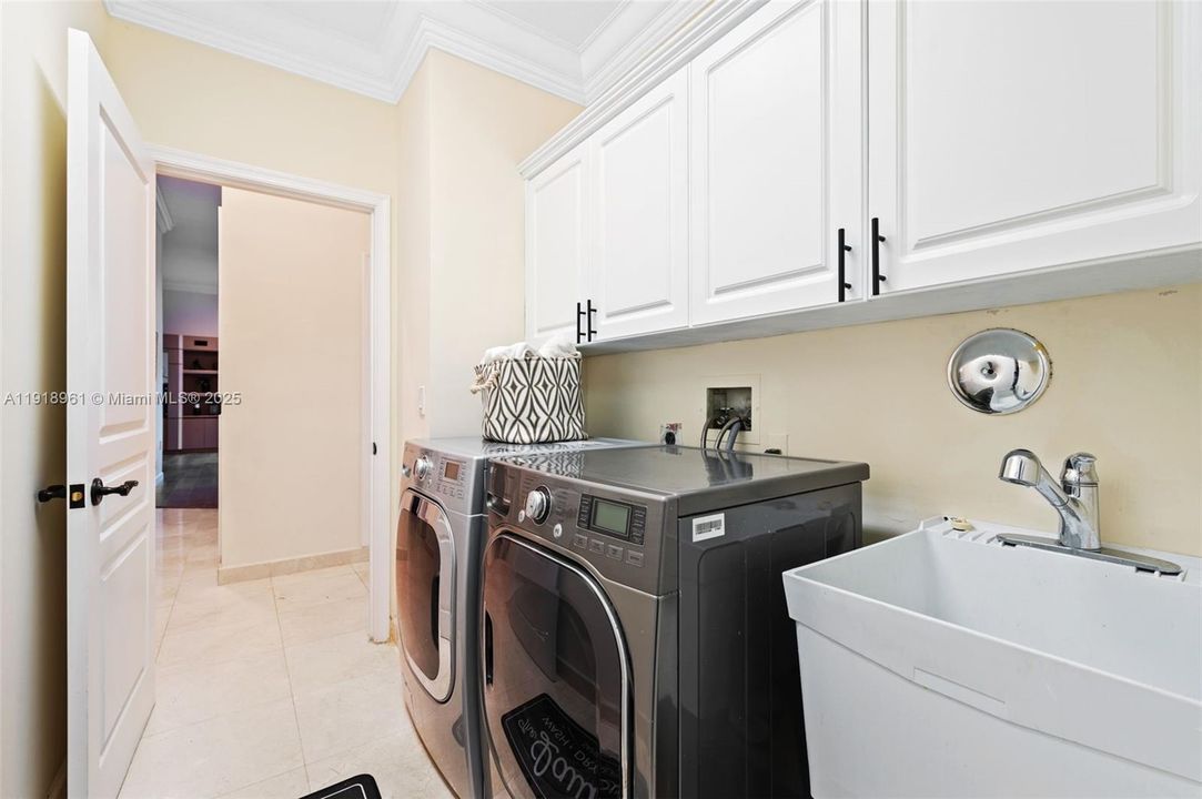 合同活跃: $1,099,000 (4 贝兹, 3 浴室, 2359 平方英尺)