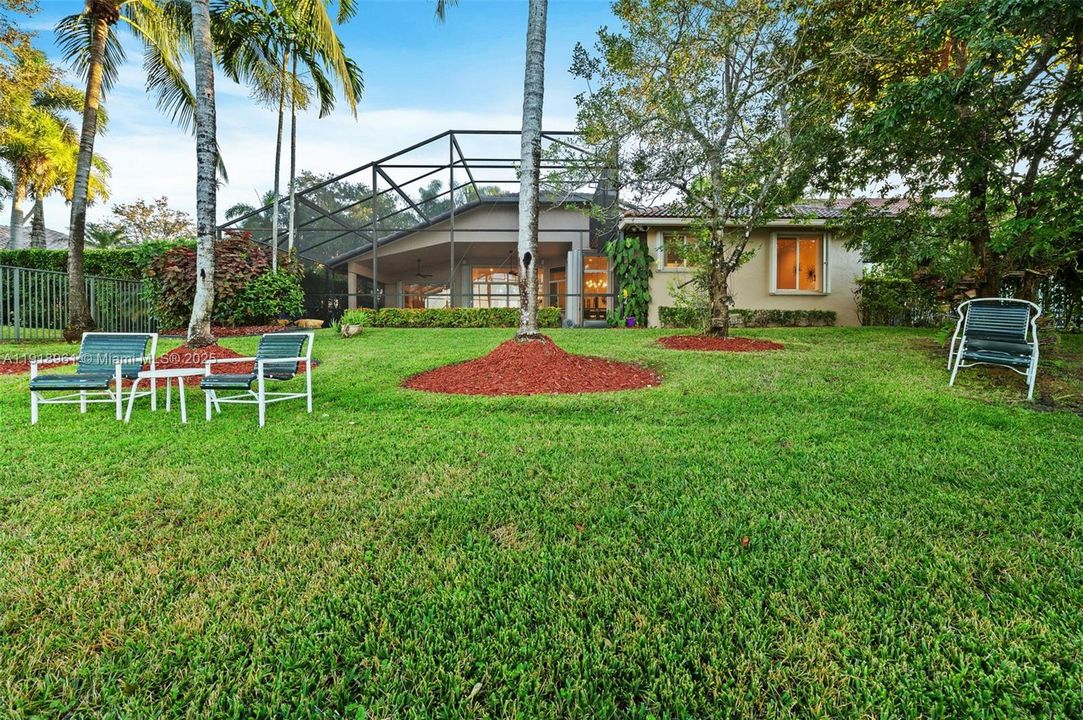 合同活跃: $1,099,000 (4 贝兹, 3 浴室, 2359 平方英尺)