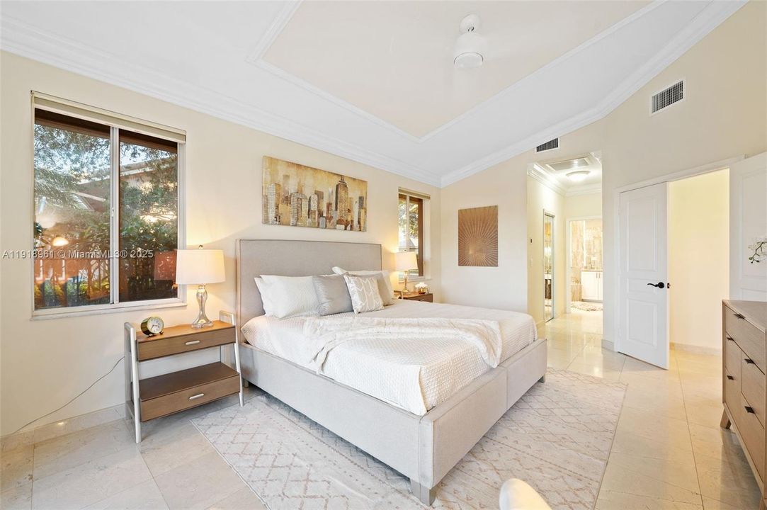 合同活跃: $1,099,000 (4 贝兹, 3 浴室, 2359 平方英尺)