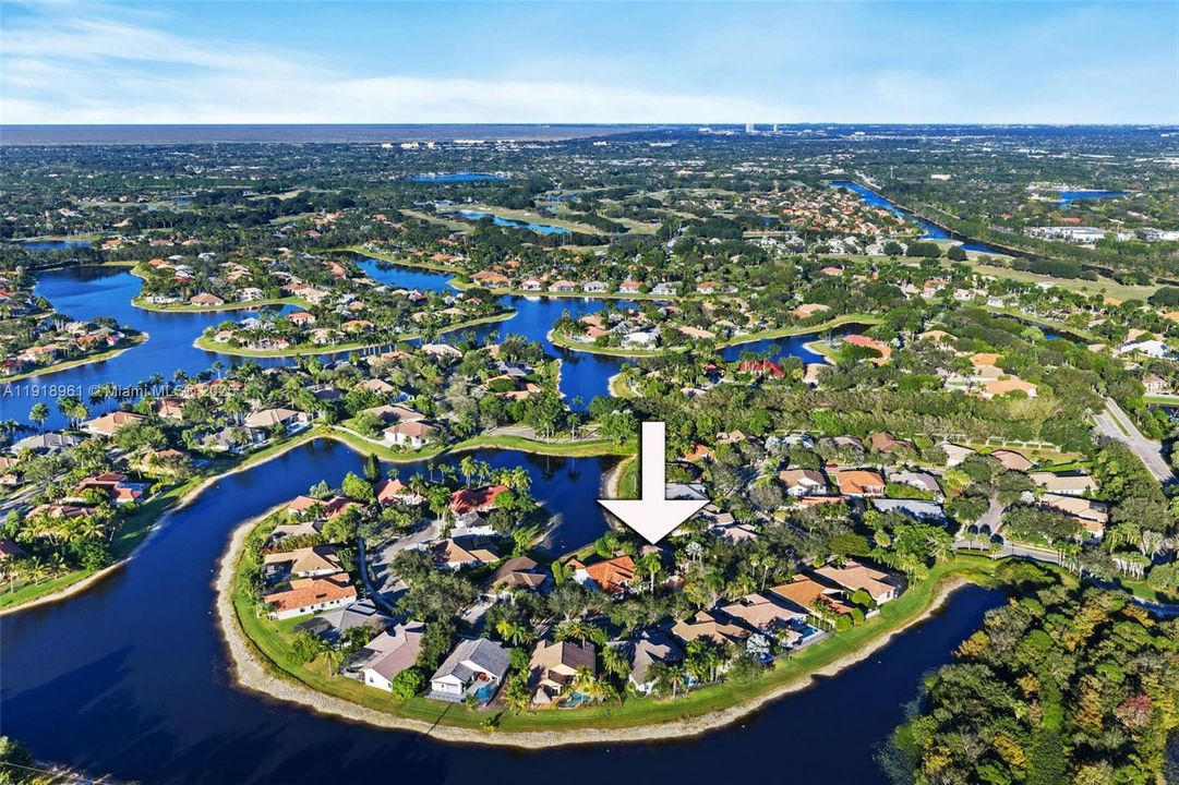 合同活跃: $1,099,000 (4 贝兹, 3 浴室, 2359 平方英尺)